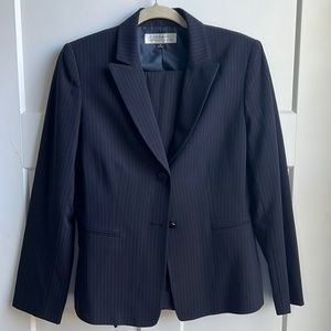 TAHARI Navy Blue Business Suit